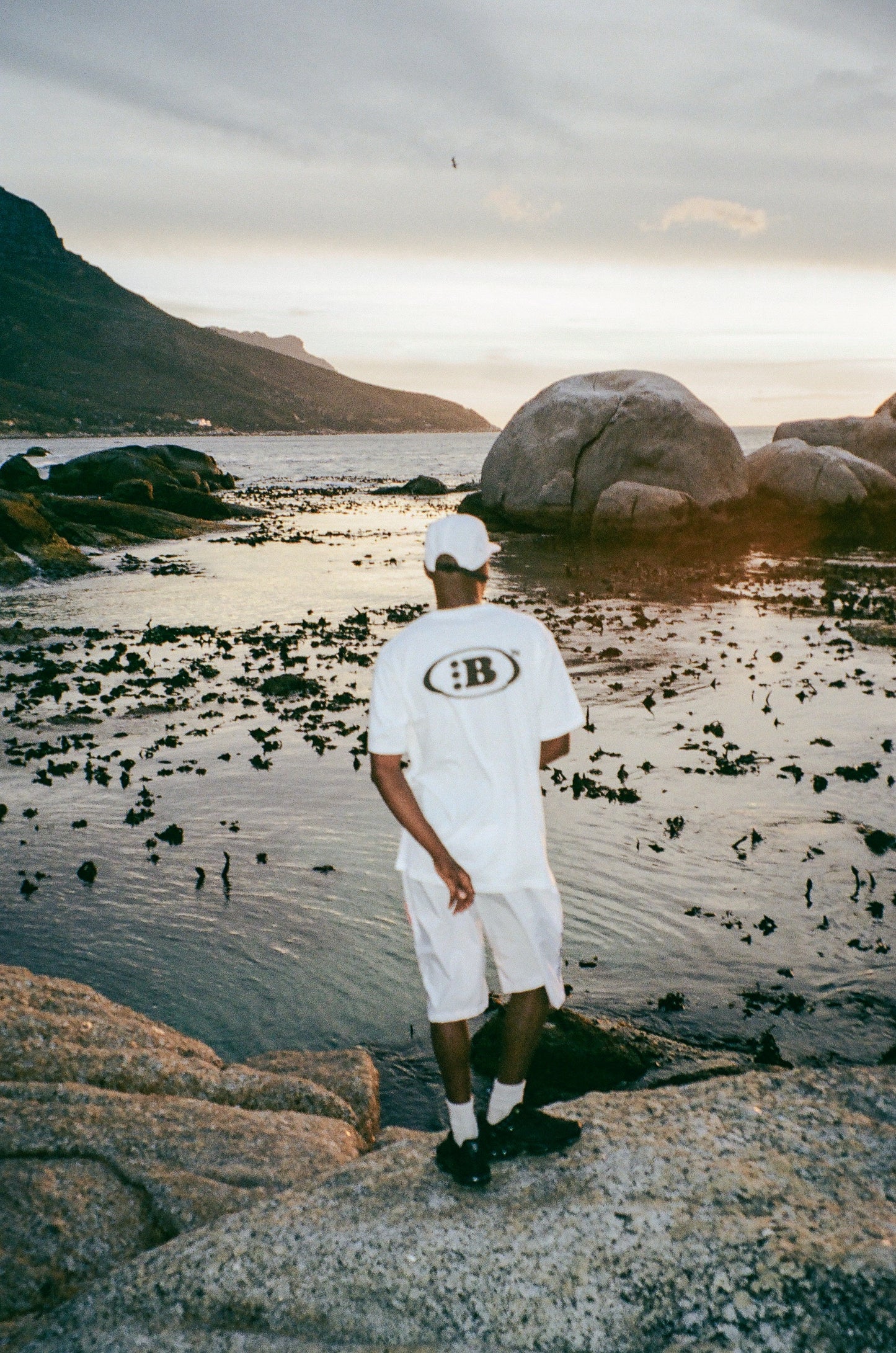 B LOGO STAPLE TEE[SA WHITE]